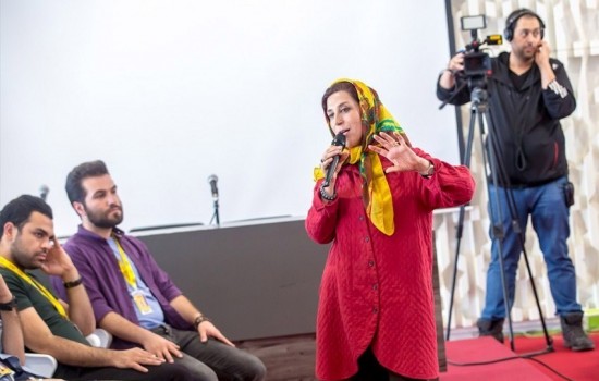 فاطمه معتمدآریا در حال برگزاری کارگاه آموزشی در جشنواره جهانی فجر