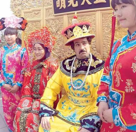     احمد مهرانفر و "ژانگ منگ هان" در نمای جشن عروسی چینی از سریال "پایتخت4"
