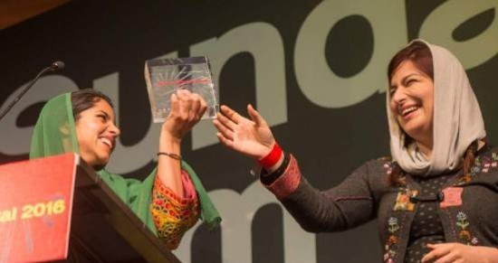 رخسازه قائم مقامی و سونیتا علیزاده در حال گرفتن جایزه ساندنس