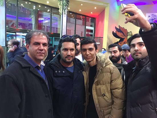 حامد بهداد در برابر سینما استقلال