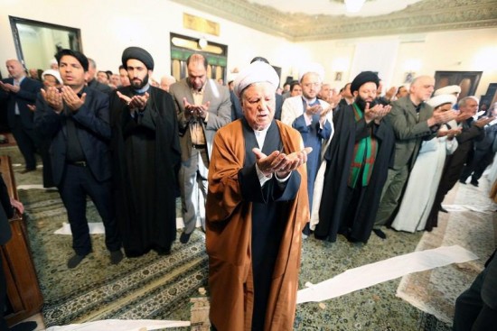 اقامت نماز مغرب اربعین به امامت هاشمی رفسنجانی