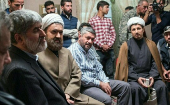 حسین باقریان در نقش هاشمی رفسنجانی در راست تصویر دیده می شود