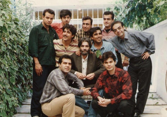 رضا عطاران در میان تعدادی از همکارانش در «ساعت خوش»