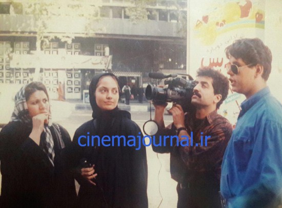 مهناز افشار در حال گزارشگری در جشن «گزارش فیلم»/شهباز زمان سمت راست تصویر کنار تصویربردار دیده میشود