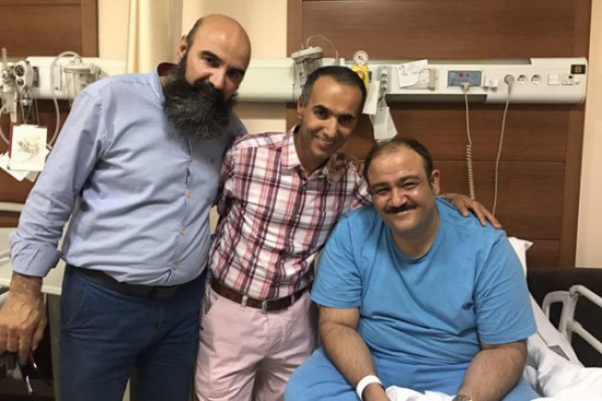 مهران غفوریان در کنار مهران مهام(چپ) در بیمارستان