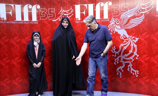 رضا کیانیان و خانواده یک شهید در جشنواره جهانی فجر