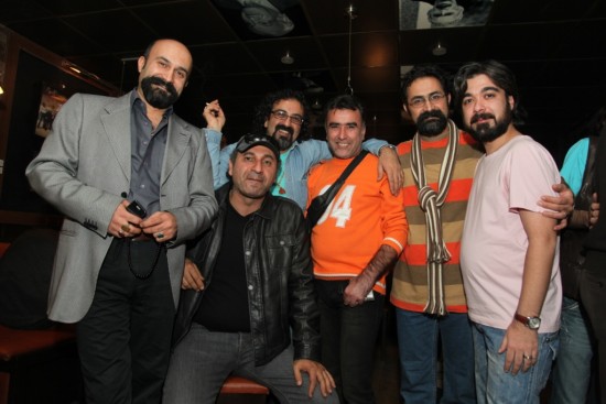 حامد عنقا(اول از راست) در کنار وحید جلیلیوند(کارگردان) و علی جلیلوند تهیه کننده «بدون تاریخ بدون امضاء»