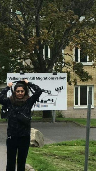 تصویر بهناز سلیمانی در برابر سفارت سوئد