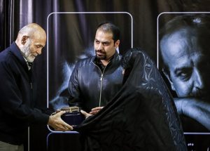 علی ملاقلیپور در کنار جمشید هاشمپور و مادرش