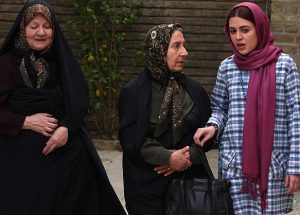 رابعه مدنی(چپ) در کنار شیرین یزدان بخش و شیدا خلیق در "بوسیدن روی ماه"