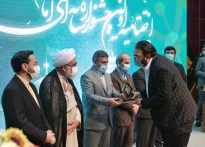 مجید صفری تهیه کننده در حال دریافت جایزه