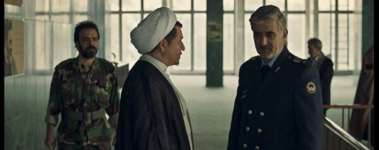 محسن قصابان در نقش شهید ستاری در برابر هاشمی رفسنجانی در نمایی از فیلم منصور