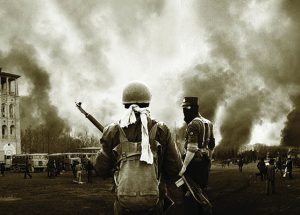 تصویر پادگان عشرت آباد در روز 22 بهمن 1357 مصادف با پیروزی انقلاب در حراج تهران/اثری از محمود کلاری