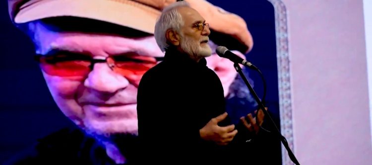 محمود کلاری با لحنی لرزان در آیین سپاس تهيهکنندگان مطرح کرد: به خاطر آوردن داریوش مهرجویی، کار سختی است!/ به محض ورود به فرودگاه مرا گرفتند چون...