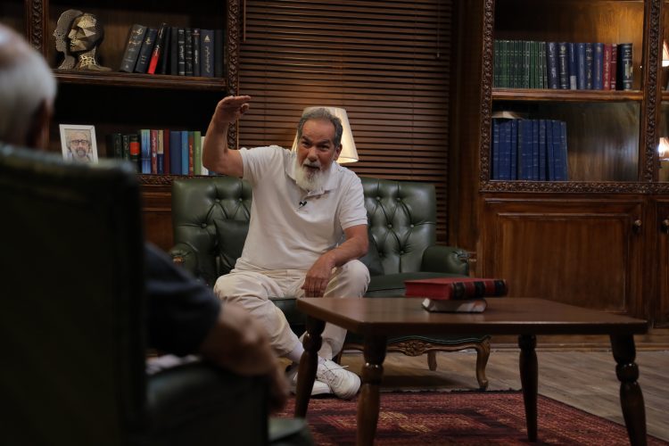 ابوالفضل پورعرب گفت، چرا همه دوست‌دخترهای مرا پراندی؟!/چرا پوری بنایی نجیب را به جشنواره‌های خود راه ندادیم؟/تنها فیلمسازی که سر قبر سعید کنگرانی، حاضر بود، من بودم!/آیا وزیر ارشاد از حال و روز همایون باخبر است؟/اوج رشادت و نترسی را در قالیباف دیدم!/بگذارند تتلو کار کند!/فقط یک جمله پزشکیان، او را رئیس جمهور کرد!/درود بر روح الله سهرابی که هشتاد ممیزی “پول و پارتی” را رساند به هشت ممیزی!