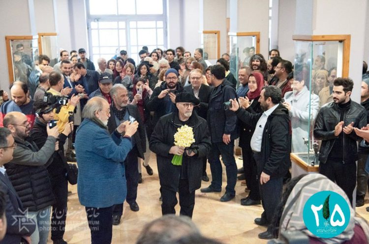 تجلیل از هنرمندی ضدجناح بازی/رسالت آدمهایی چون غریبپور تکثیر زیبایی است / جلوهگری شمعهای کیک ۲۵ سالگی «خانه هنرمندان ایران»