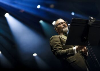 شبی برای «ایرانم» در دبی/کنسرت «ایرانم» علیرضا قربانی در دبی روی صحنه رفت