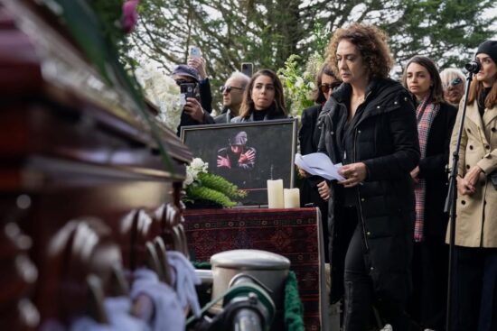 مژده شمسایی در مراسم تدفین بهرام بیضایی در سانفرانسیسکو ی آمریکا