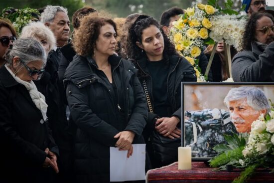 مژده شمسایی در مراسم تدفین بهرام بیضایی در سانفرانسیسکو ی آمریکا