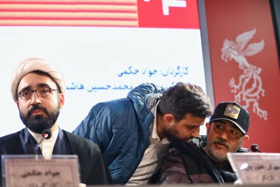 محمدجواد حکمی در کنار مهران غفوریان در نشست فیلم غوطه‌ور 