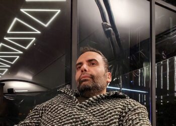 حامد مظفری منتقد سینما روی آنتن زنده بیان کرد: اتفاقات سال ۹۲ مجددا در فجر۴۴ رخ داد/همان طور که عصبانی نیستم را در فجر۳۲ بایکوت کردند، امسال هم فیلمهای مستقل مثل خواب و استخر در داوری بایکوت شدند!/تنها کسی که در اختتامیه به حقش رسید، کاظم دانشی بود/اسکورت، خواب، پل، قمارباز، جانشین، استخر و زندهشور بهترینهای جشنواره فیلم فجر۴۴ بودند/اگر یک فیلمبردار در هیات داوران بود، محال بود هنر برازنده و محمدی و براتی نادیده گرفته شود/اگر یک بازیگر درجه یک در هیات داوران بود محال بود کیفیت بازی امین حیایی و آرمان درویش و امیر جعفری و کوروش تهامی نادیده گرفته شود/ فیلمی متعلق به جریان اصلی مثل اسکورت را نادیده گرفتند تا فیلمهای ویدیویی متصل، چند جایزه بگیرند؟/همچنان پرسش اصلی آن است که چرا شرط ۲۲ فیلم فراخوان را زیر پا گذاشتند و بیش از سی فیلم را وارد کردند؟/چرا اتفاق غلط فجر۳۲ مجددا رخ داد و باز هم فیلمهای مستقل را فدای آثار ارگانی کردند؟/دبیر فجر۴۵ یا فراخوان ندهد یا اگر فراخوان داد، پایش بایستد!