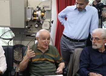 فریدون جیرانی که هم رییس کانون کارگردانان و هم همکار پیچینگ فارابی بوده، درباره خروجی پیچینگ شفاف سازی نمیکند؟