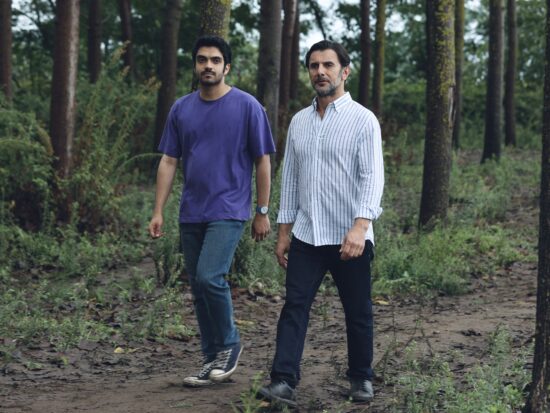 امین حیایی و سورنا صحت در نمایی از فیلم استخر