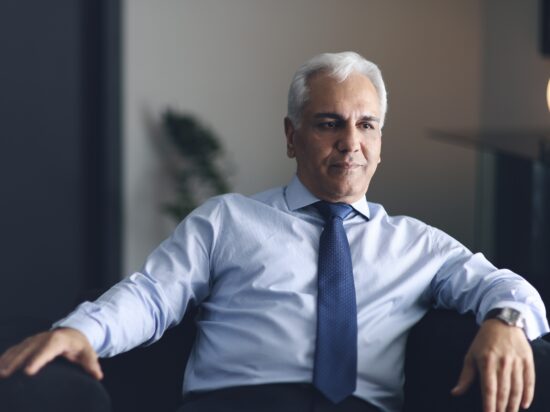 مهران مدیری در نمایی از فیلم استخر