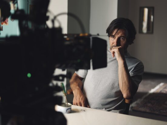 امین حیایی در پشت صحنه فیلم استخر